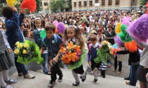 Read more about the article Școala începe fizic pe 13 septembrie cu festivități cu durată limitată la care masca va fi obligatorie