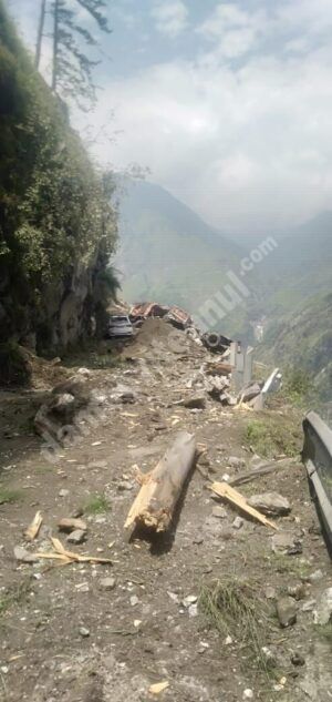 Read more about the article Alunecare de teren uriașă, pe o autostradă din India. Cel puțin 40 de oameni sunt prinși sub pământ