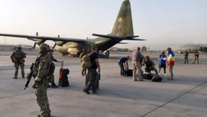 Read more about the article Alti 14 români se află pe Aeroportul din Kabul și așteaptă să fie evacuați din Afganistan