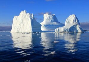 Read more about the article Pentru prima dată,  a plouat pe vârfurile glaciare ale Groenlandei
