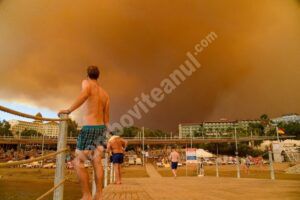 Read more about the article Haos în rândul turiștilor din stațiunile din Turcia, din cauza incendiilor violente