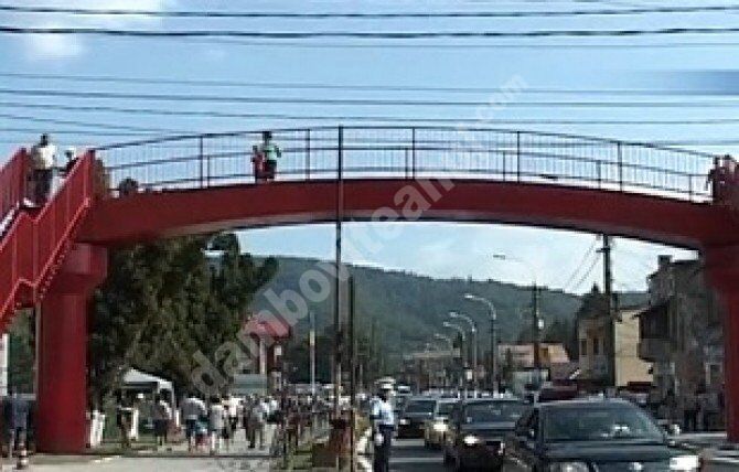 You are currently viewing Pasarelele pietonale din Sinaia, Bușteni, Comarnic și Azuga vor fi modernizate