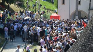 Read more about the article Peste 10 000 de credincioși sunt prezenți la pelerinajul de la Mănăstirea Nicula