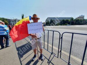 Read more about the article Protest cu legume, pentru salvarea de la faliment a micilor fermieri, în Piața Victoriei din Capitală