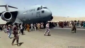 Read more about the article Aeroportul din Kabul se redeschide pentru primirea ajutoarelor umanitare