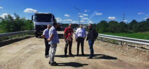 Read more about the article S-a turnat primul strat de asfalt pe podul care leagă comunele Șotânga și Doicești!
