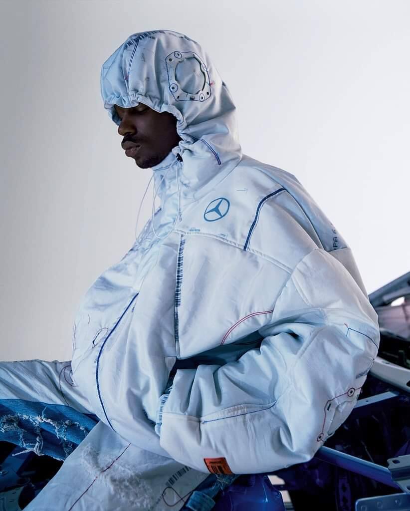 You are currently viewing Mercedes-Benz și designerul american Heron Preston lansează o colecție de îmbrăcăminte realizată din airbag-uri auto reciclate