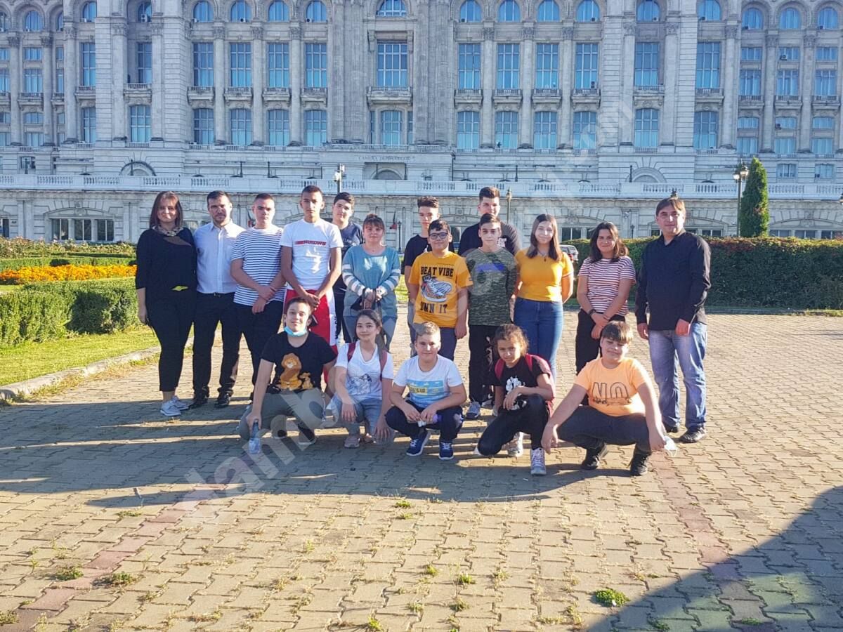 You are currently viewing Tineri ai Parohiei Sf. Ioan – Eroilor din Găești, în vizită la unele obiective turistice din București și împrejurimi