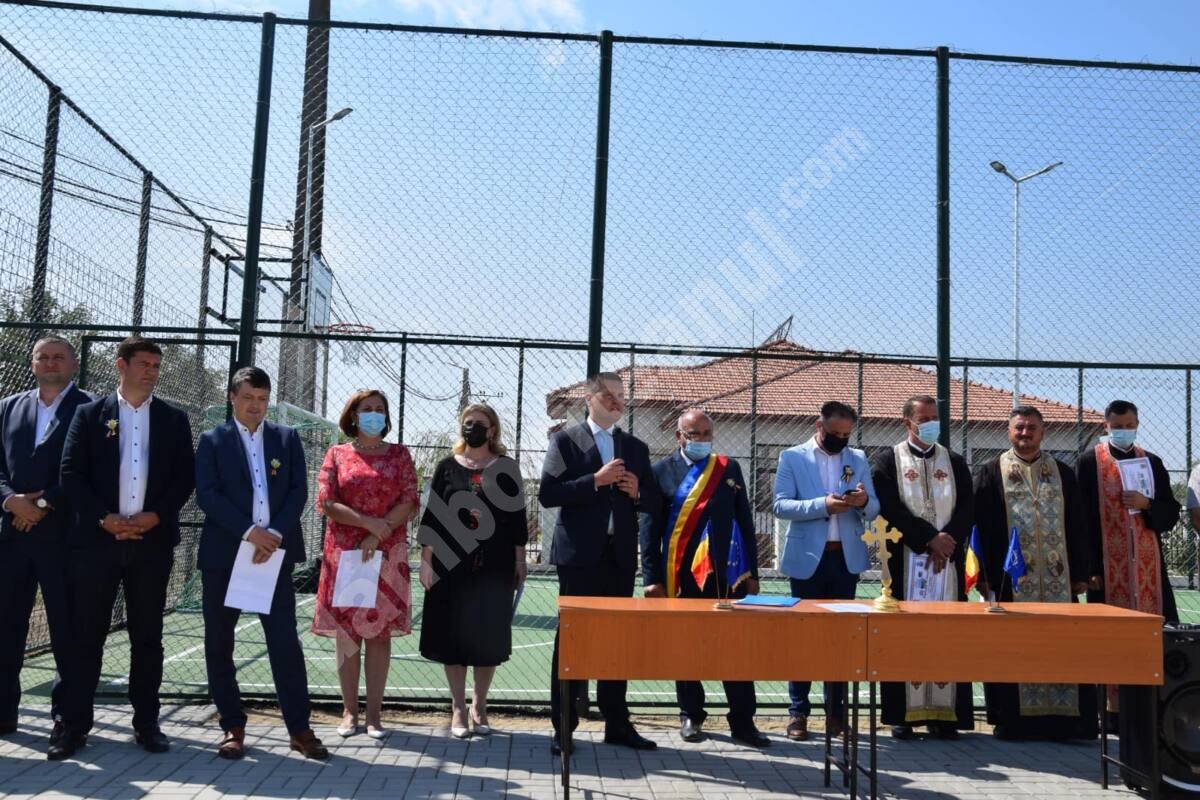 You are currently viewing Autoritățile locale și județene au inaugurat, astăzi, terenul de sport multifuncțional construit pentru elevii Școlii Gimnaziale Raciu