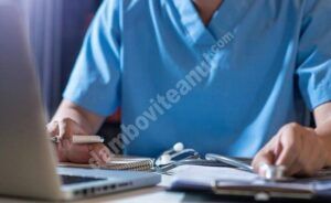 Read more about the article Doctorița din Pucioasa care a eliberat adeverinţe false de vaccinare anti-COVID, sub control judiciar