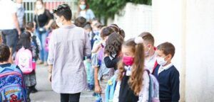 Read more about the article Elevii dâmbovițeni se întorc, astăzi, în sălile de clasă, dar nu se știe pentru cât timp. Bilanțul național al cazurilor de Covid este dublu, față de anul trecut