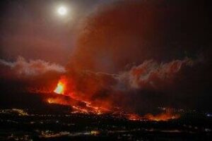 Read more about the article Situație dramatică în insula spaniolă La Palma din cauza erupției vulcanului. Pompierii s-au retras, zborurile sunt anulate, mii de oameni sunt evacuați