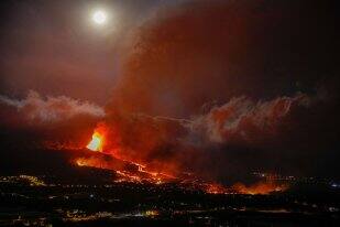 You are currently viewing Situație dramatică în insula spaniolă La Palma din cauza erupției vulcanului. Pompierii s-au retras, zborurile sunt anulate, mii de oameni sunt evacuați