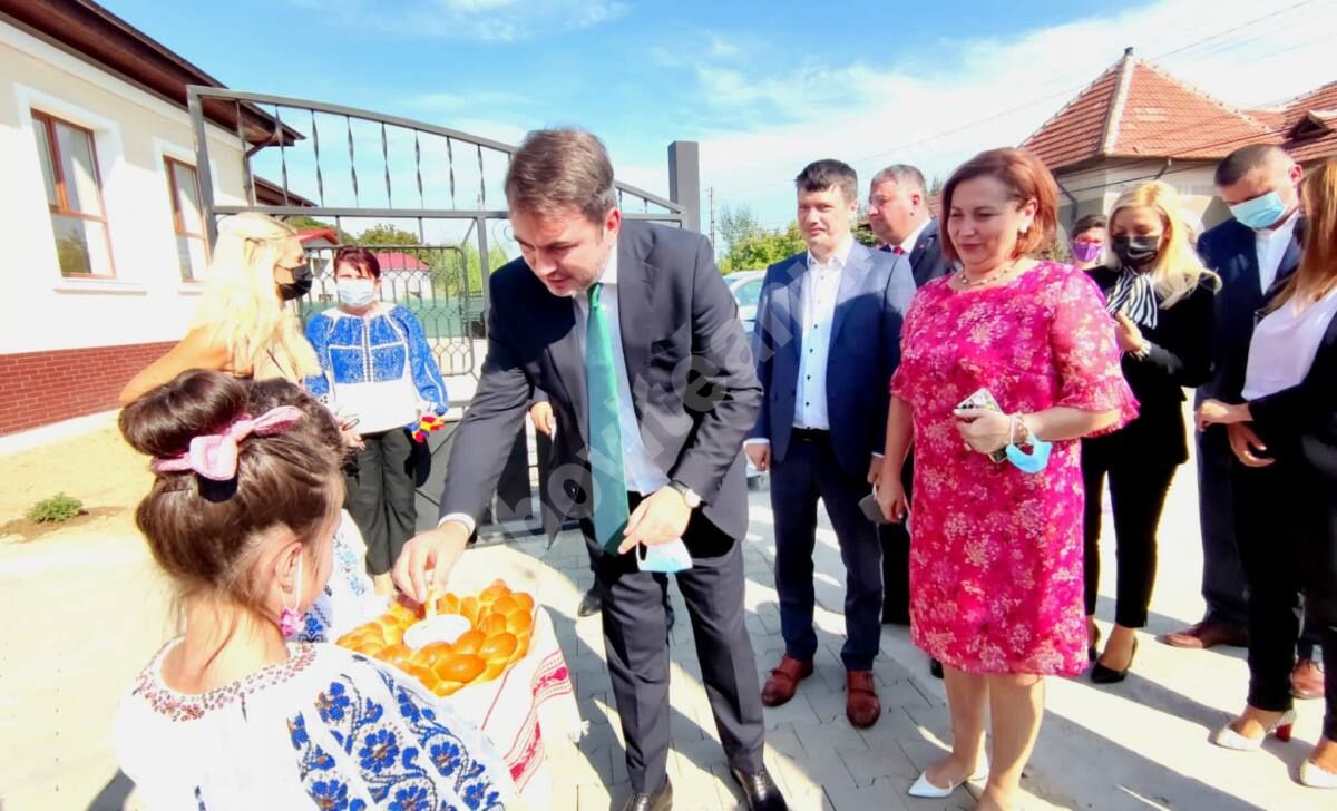 You are currently viewing Deputat Radu Popa: ”e nevoie de efortul nostru, al tuturor, pentru a clădi o societate de oameni cât mai pregătiți, de tineri care vin in viață cu o solidă cultură generală”