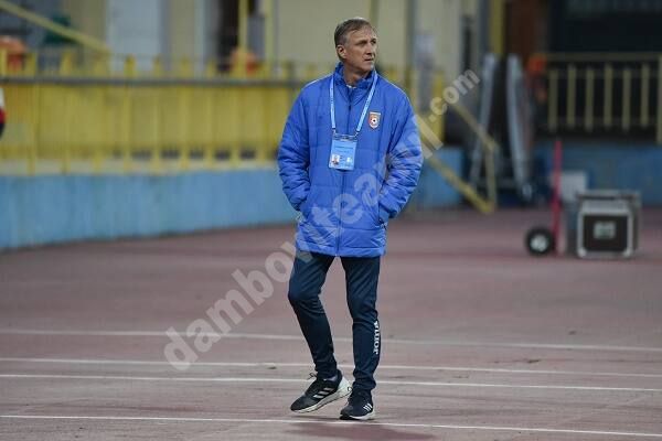 You are currently viewing Emil Săndoi, extrem de acid la adresa arbitrajului după remiza dintre Chindia și Rapid! “Cum poţi să judeci aşa pe invers o fază care este decisivă? Am mai spus, VAR-ul e sfânt”