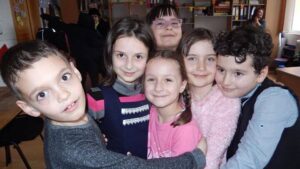 Read more about the article Salvaţi Copiii: Peste 1,5 milioane de copii din România, în 2020, se aflau în risc de sărăcie. Peste 75.000 de copii au părinţii plecaţi la muncă