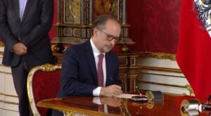 Read more about the article Diplomatul Alexander Schallenberg este noul cancelar al Austriei