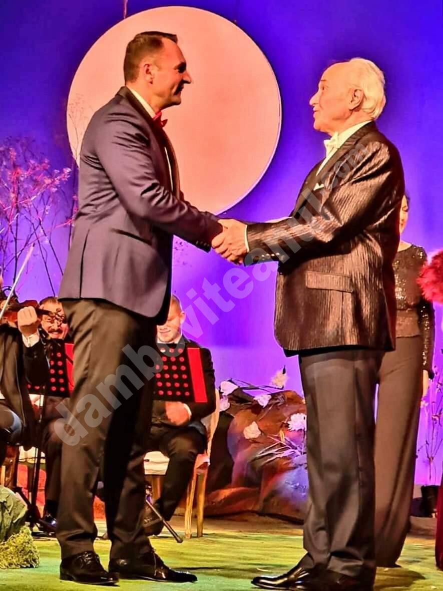 You are currently viewing Cel mai mare compozitor român în viața a urcat, aseară, pe scena Festivalului „Crizantema de Aur”