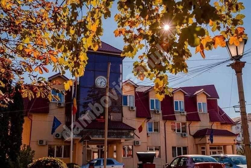 You are currently viewing Constantin Ana, primar Pucioasa: „cel puțin pentru următoarele 30 de zile, accesul în primărie și colaborarea cu instituția noastra se vor face puțin mai greu”