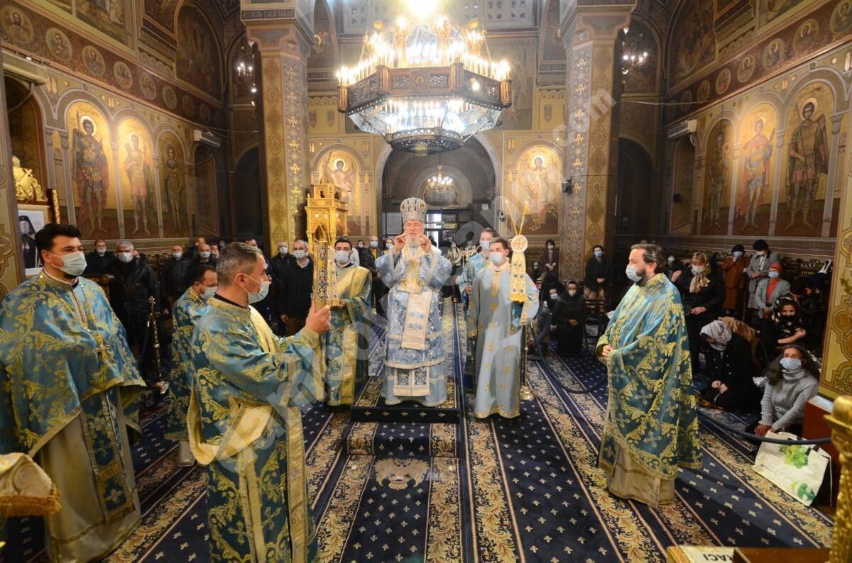 You are currently viewing SLUJIRE ARHIEREASCĂ LA CATEDRALA DIN TÂRGOVIȘTE -IUBIREA MILOSTIVĂ A LUI DUMNEZEU NE ELIBEREAZĂ DIN SCLAVIA RĂULUI ȘI A ÎNTUNERICULUI