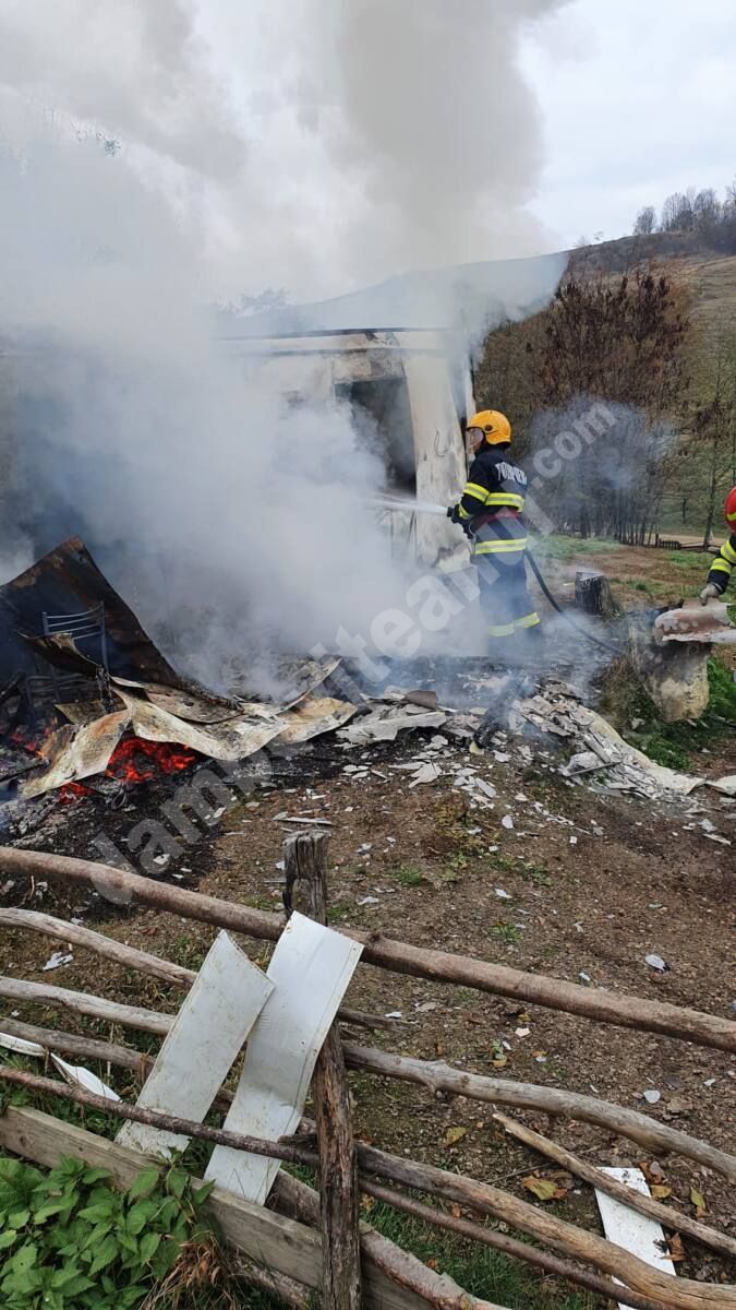 You are currently viewing Incendiu la o stână din Moreni