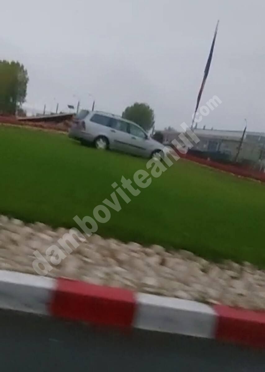 You are currently viewing O mașină a aterizat, azi-noapte, în sensul giratoriu de la intrarea în orașul Târgoviște, dinspre Priseaca
