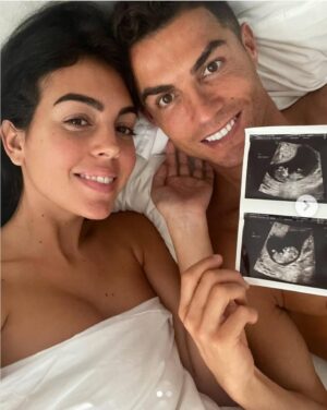 Read more about the article Cristiano Ronaldo a anunțat pe Instagram că prietena lui așteaptă gemeni