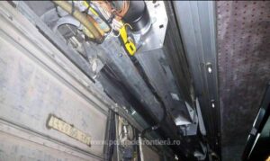 Read more about the article Polițiștii de Frontieră au descoperit țigări ascunse în sistemul de ventilație al unui autocar