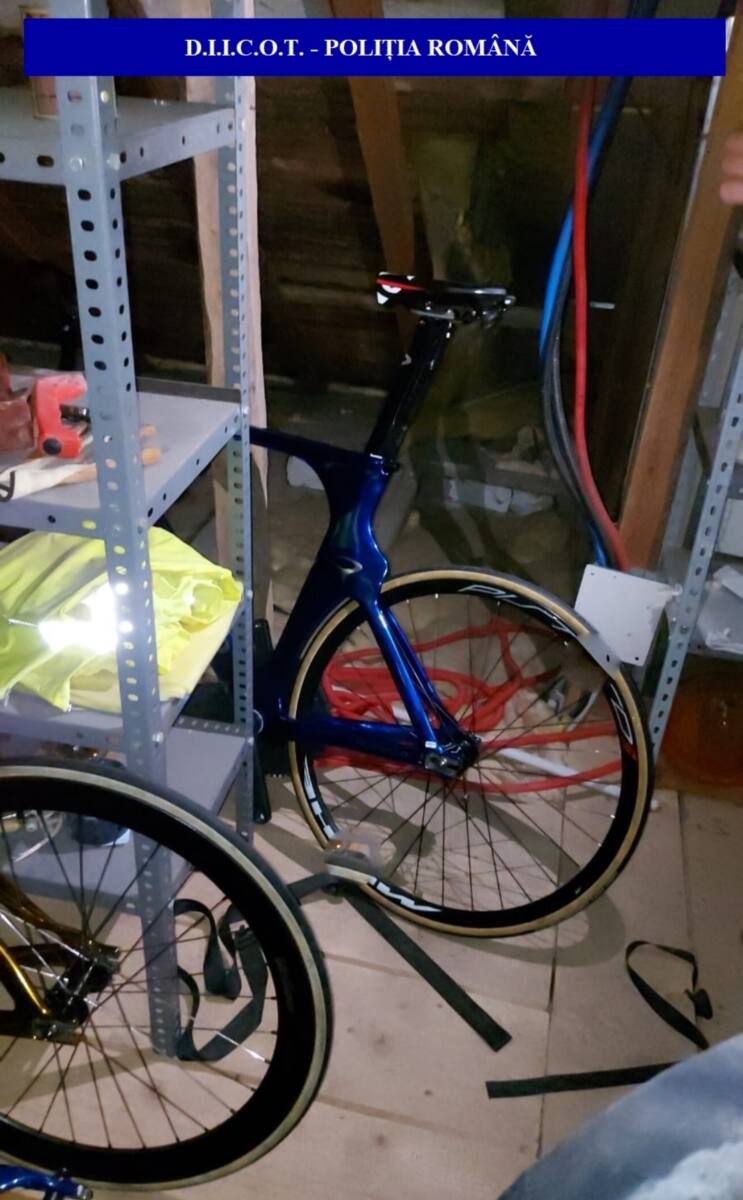 You are currently viewing Patru români au furat 22 de biciclete din lotul național de ciclism al Italiei