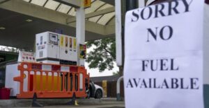 Read more about the article Englezii vor scoate militarii să conducă cisternele pentru a diminua criza carburanților