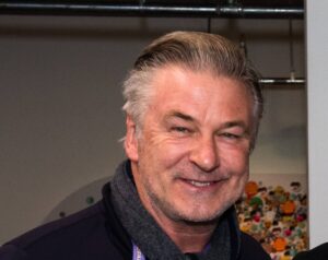 Read more about the article Actorul Alec Baldwin a împușcat doi membri ai echipei de filmare. Unul a decedat
