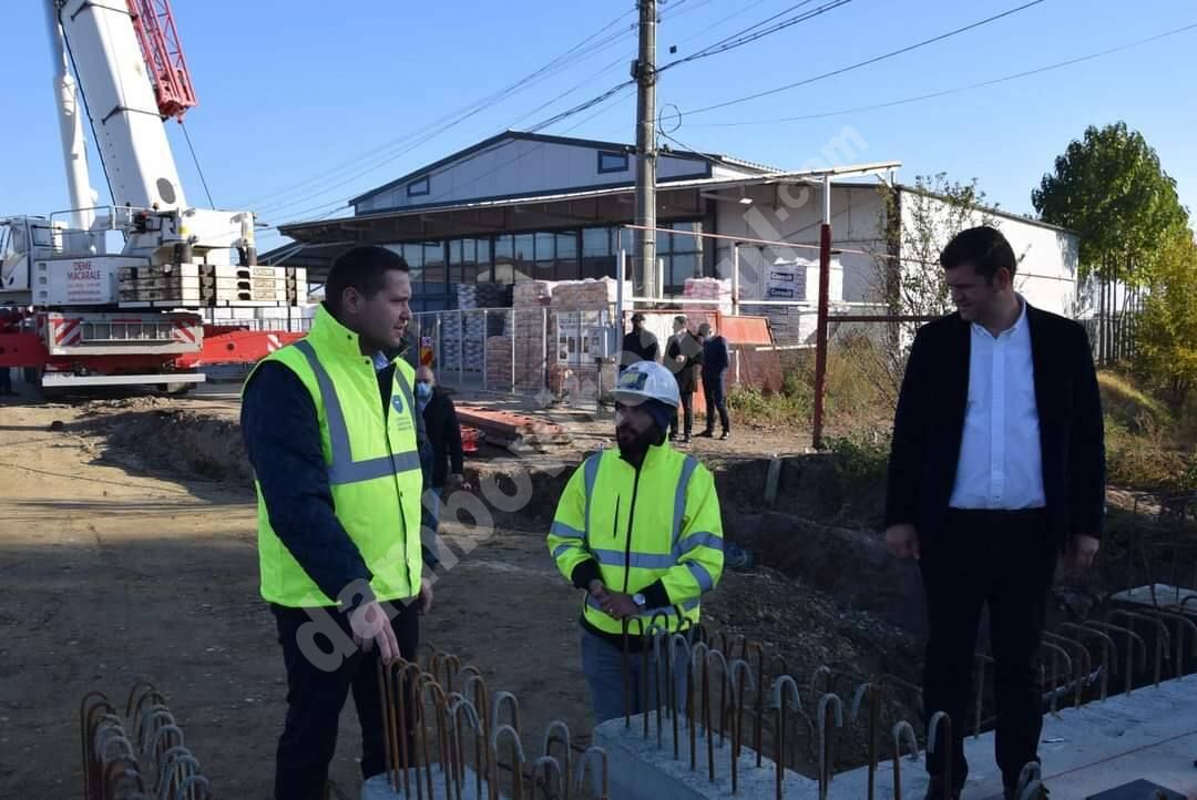 You are currently viewing Lucrările la podul peste pârâul Racovița, din comuna Băleni, continuă în ritm susținut