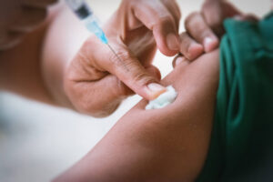 Read more about the article Vaccinare anti-COVID obligatorie pentru profesorii şi funcţionarii din Ucraina