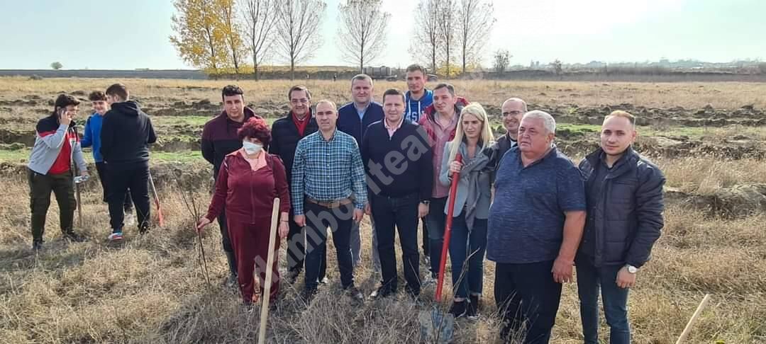 You are currently viewing Campania „O pădure cât o țară”, finanțată de Consiliul Județean Dâmbovița, a ajuns, astăzi, la Dobra