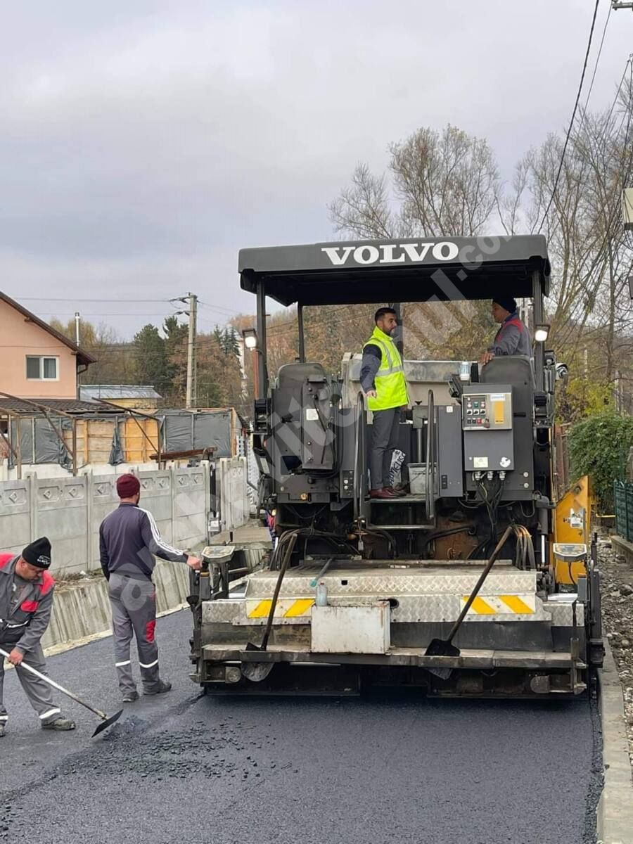 You are currently viewing Asfaltare cu surprize, pentru coordonatorul echipei care lucrează la Aninoasa