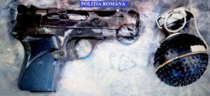 Read more about the article Vlădeni: Bărbat reținut pentru că ar fi transportat și îngropat un pistol și o grenadă în gradina locuinței mamei acestuia