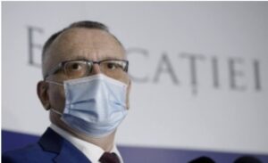 Read more about the article Sorin Cîmpeanu, iritat după acuzațiile USR: Astfel de afirmații trebuie taxate, inclusiv penal!