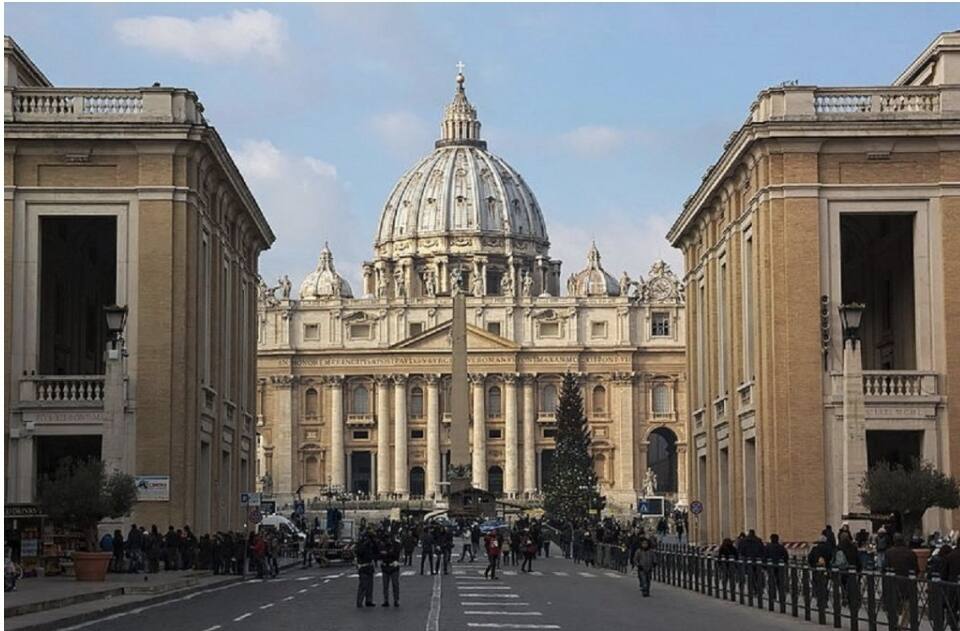 You are currently viewing Vaticanul reacționează dur, după încercarea Comisiei Europene de a INTERZICE folosirea cuvântului Crăciun