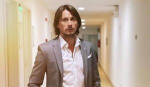 Read more about the article Actorul Marius Manole returnează decorația primită de la Klaus Iohannis: Președintele României pentru mine este un trădător