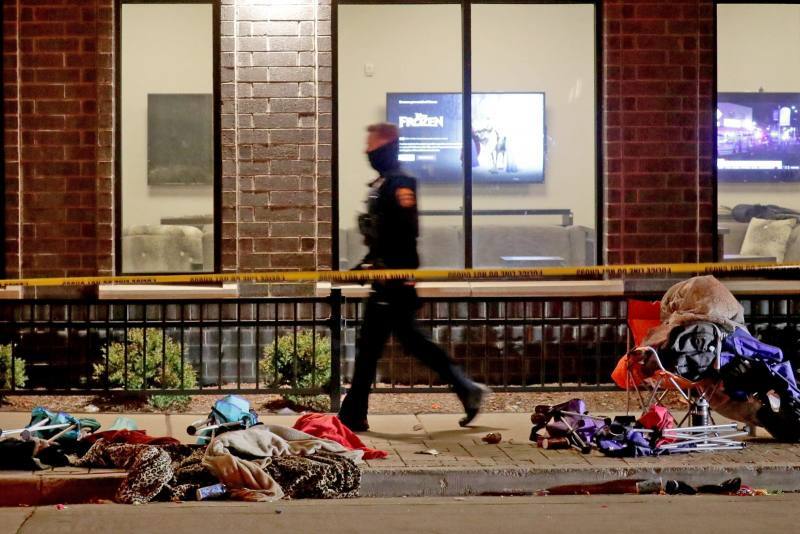 You are currently viewing Zeci de victime, morţi și răniţi, în Wisconsin, SUA, după ce o mașină a intrat cu viteză într-o mulțime adunată la o paradă de Crăciun