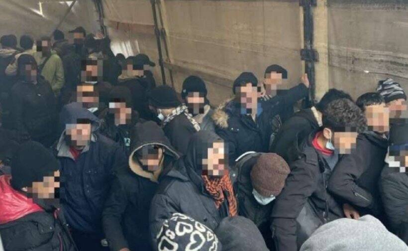 You are currently viewing Poliţia din Ungaria a descoperit 97 de migranţi ilegali într-un camion românesc