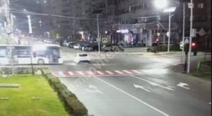 Read more about the article Sistemul video din Târgoviște a surprins un șofer inconștient care a evitat la limită impactul cu un autobuz după ce a intrat într-o intersecție pe roșu