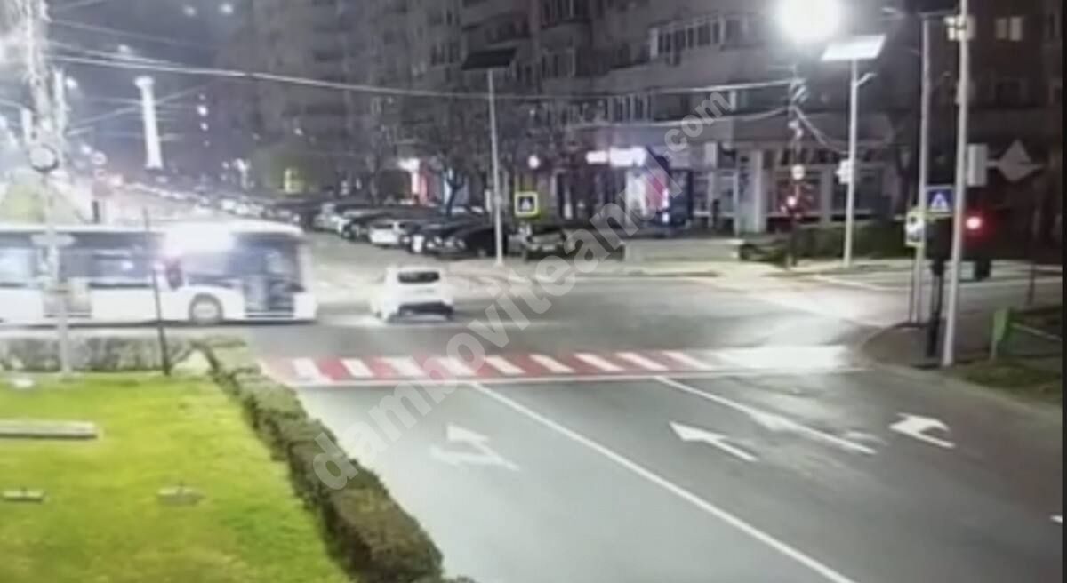 You are currently viewing Sistemul video din Târgoviște a surprins un șofer inconștient care a evitat la limită impactul cu un autobuz după ce a intrat într-o intersecție pe roșu