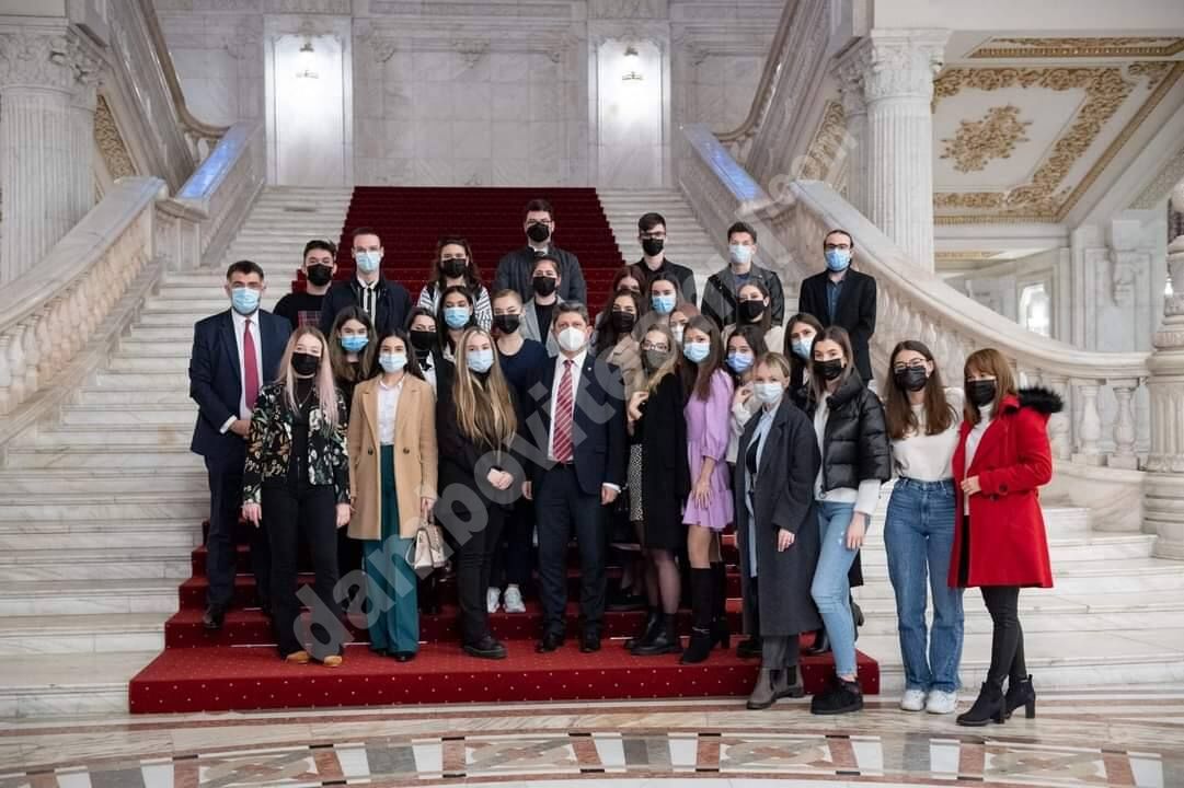 You are currently viewing Studenți invitați la Parlament, de senatorul de Dâmbovița, Titus Corlățean