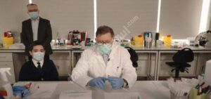 Read more about the article Ministrul Sănătății, asistat de un elev și de ministrul Educației, a făcut o demonstrație privind modul în care se folosesc testele pe bază de salivă