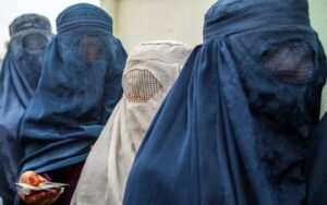 Read more about the article Talibanii înăspreasc regulile pentru femeile afgane: nu mai pot călători neînsoţite de un bărbat din familie