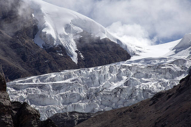You are currently viewing Gheţarii din Himalaya se topesc într-un ritm accelerat