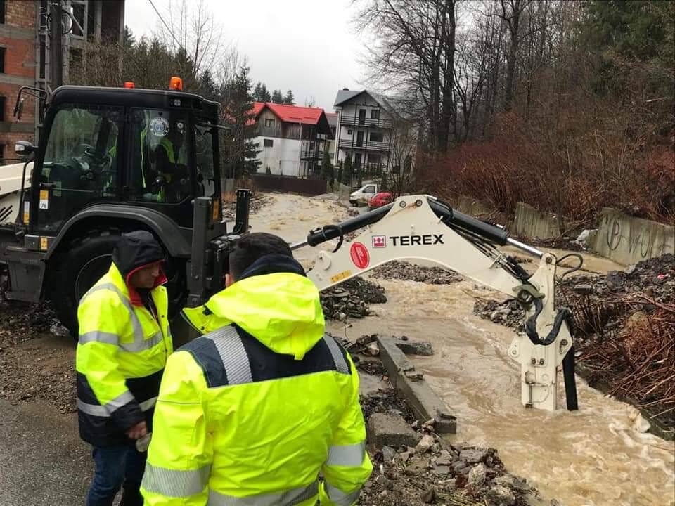 You are currently viewing Inundații în Sinaia în urma ploilor de azi-noapte