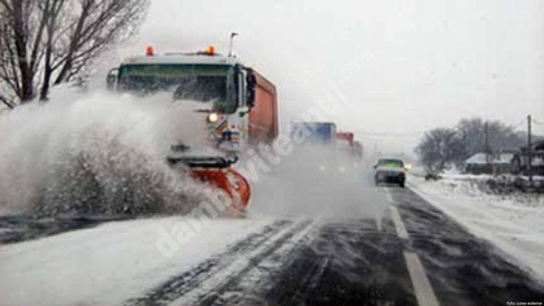You are currently viewing VIDEO Se acționează cu autoutilaje cu lamă și material antiderapant pe DN 71 și DN 72, în județul Dâmbovița