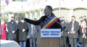 Read more about the article Primarul municipiului Târgoviște critică modul în care spectatorii la manifestările de 1 Decembrie au fost ținuți departe de autorități, prin garduri de protecție